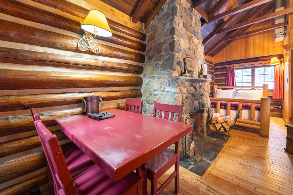Storm Mountain Lodge & Cabins Касъл Джънкшън Екстериор снимка