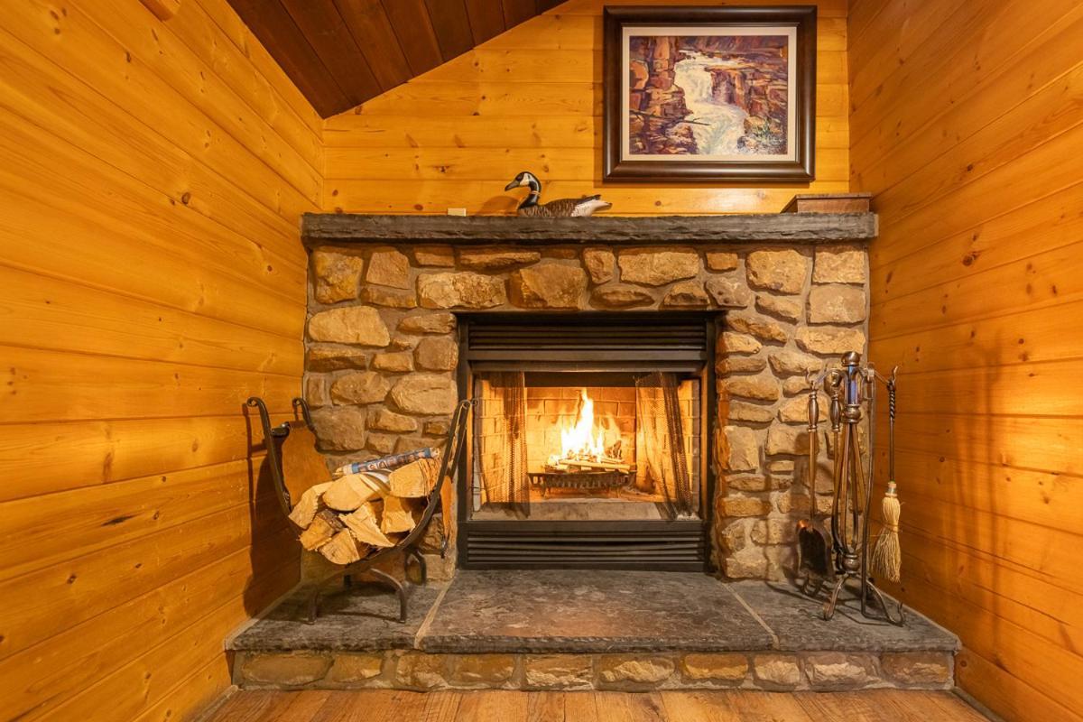 Storm Mountain Lodge & Cabins Касъл Джънкшън Екстериор снимка