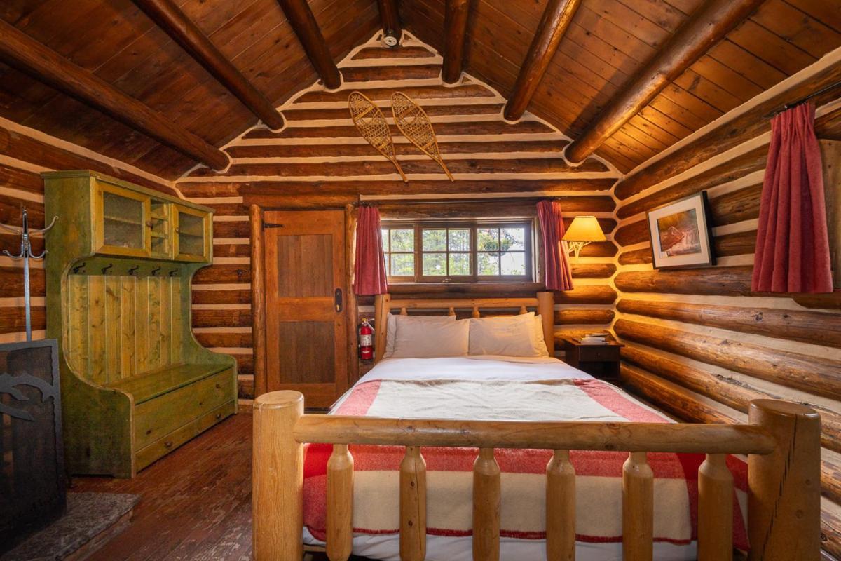 Storm Mountain Lodge & Cabins Касъл Джънкшън Екстериор снимка